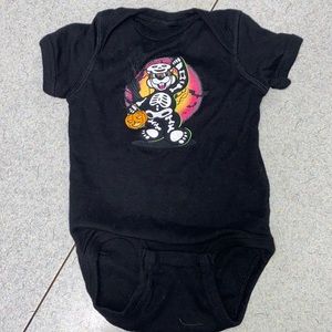 Buccees Halloween onesie 6m